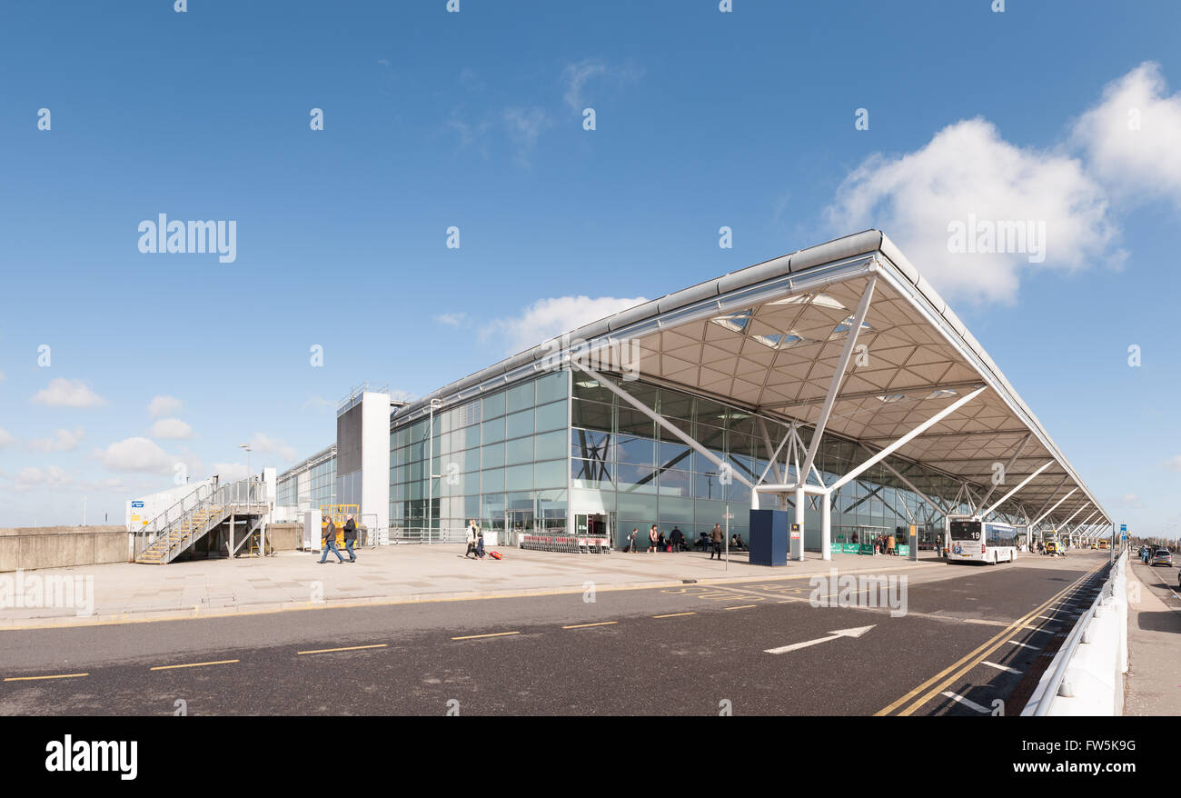 Las llegadas al aeropuerto salidas de vuelos internacionales del aeropuerto de Stansted drop off entrada salida interesante diseño Norman Foster. Foto de stock