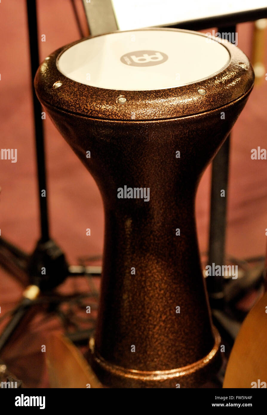 Doumbek, un tambor de Egipto. El Doumbek tambor africano es un cáliz o  tambor con forma de cáliz procedente del norte de África. Hay muchas  variaciones del tambor doumbek y muchos nombres