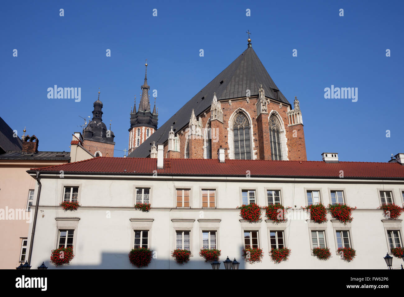 Polonia, Cracovia, Ciudad Vieja, presbiterio basándose en la pequeña plaza del mercado, la Basílica de Santa María en el fondo Foto de stock