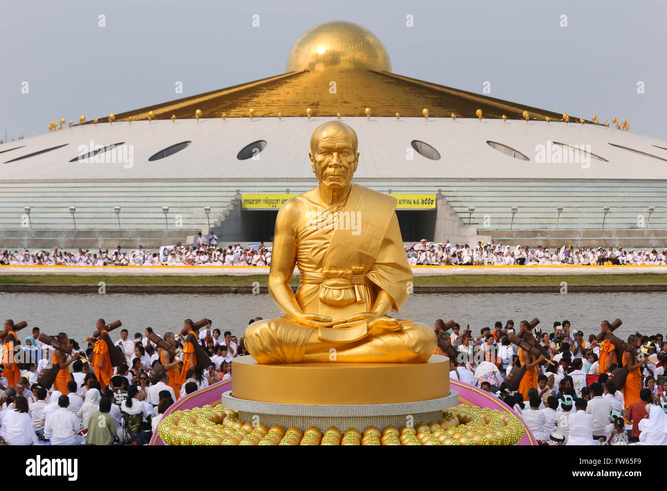 Estatua dorada de Phramonkolthepmuni, Luang Pu, Wat Phra Watpaknam Templo Dhammakaya, distrito Khlong Luang, Pathum Thani Foto de stock