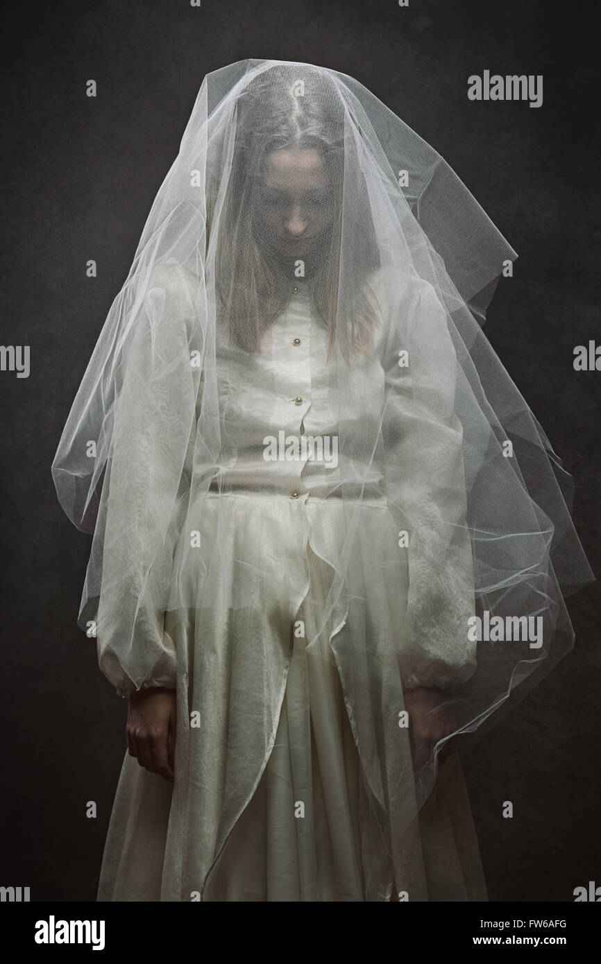 Dark Studio Shot De Una Triste Novia Gotico Y Surrealista Fotografia De Stock Alamy