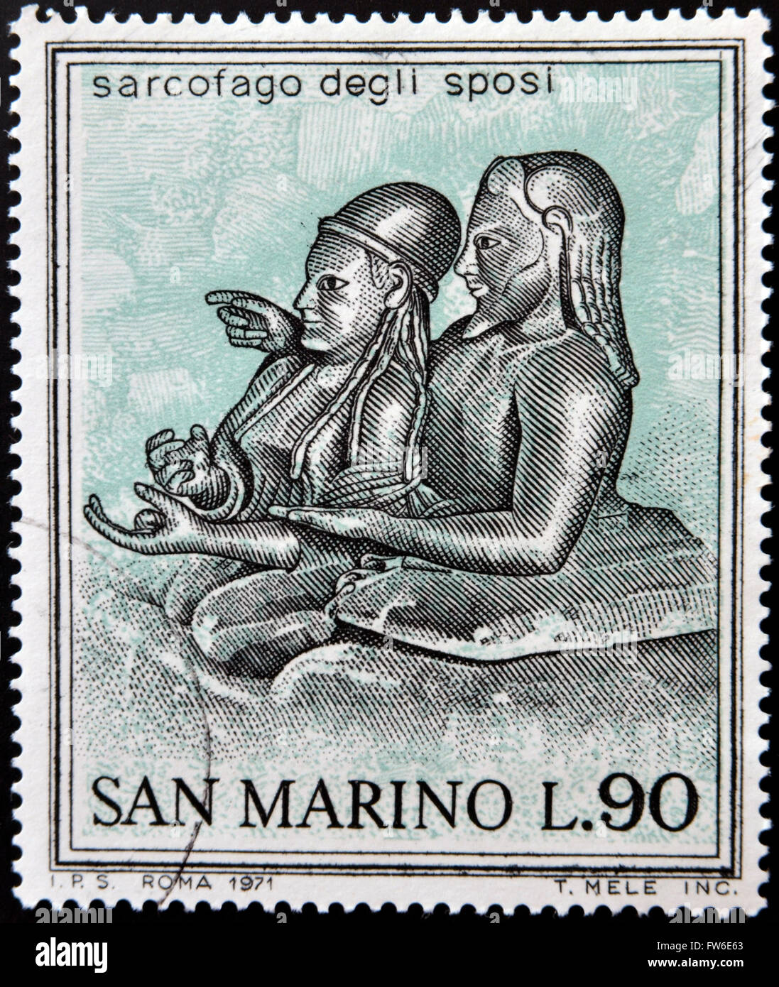 SAN MARINO - circa 1971: un sello impreso en San Marino dedicado a antiguos etruscos, muestra el sarcófago de una pareja casada Foto de stock