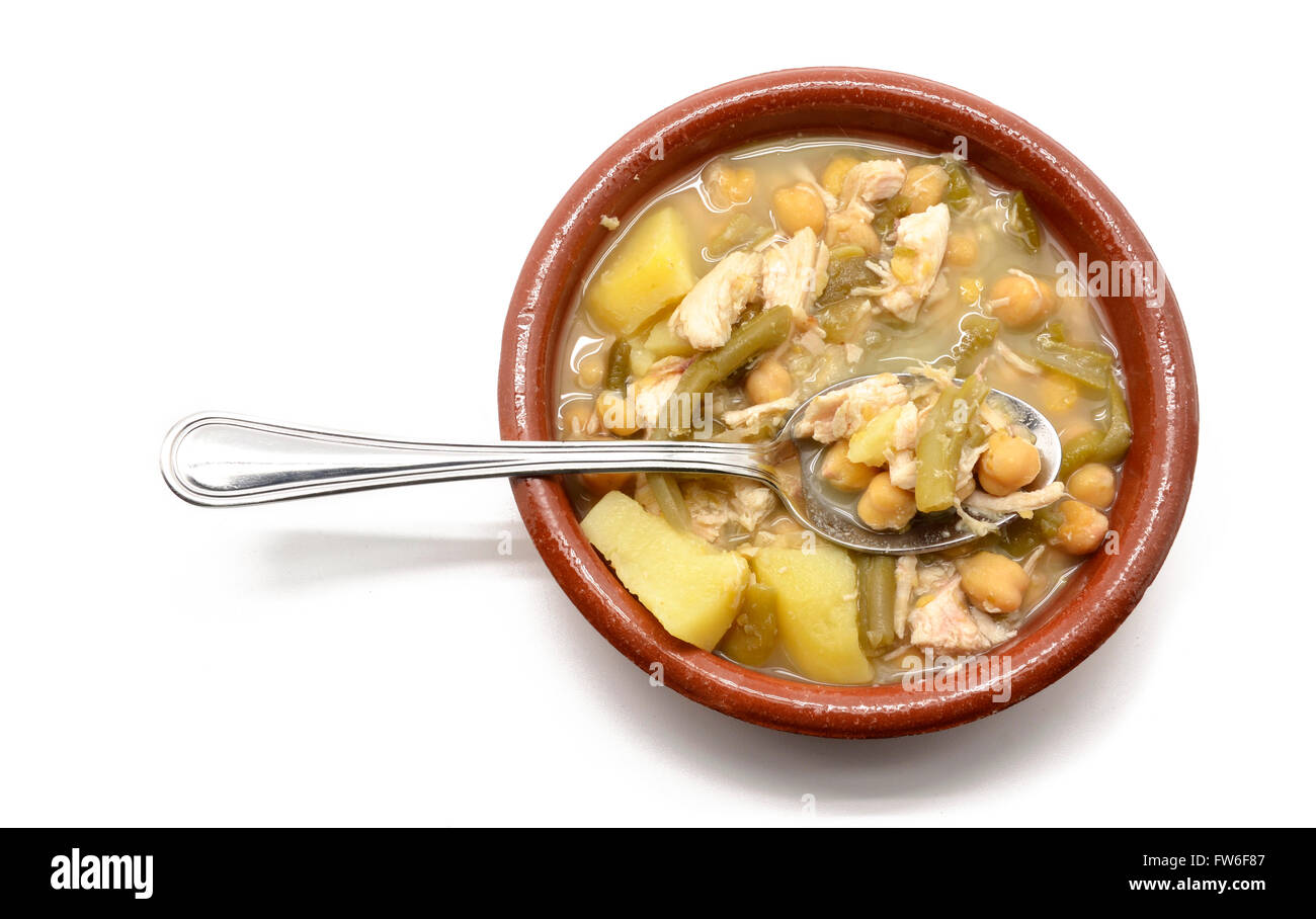 Plato de arcilla de garbanzos con estofado de carne, frijoles y papas Foto de stock