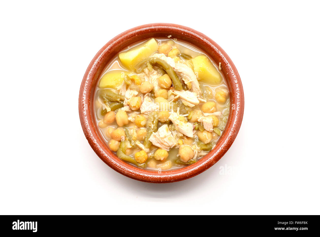 Plato de arcilla de garbanzos con estofado de carne, frijoles y papas Foto de stock