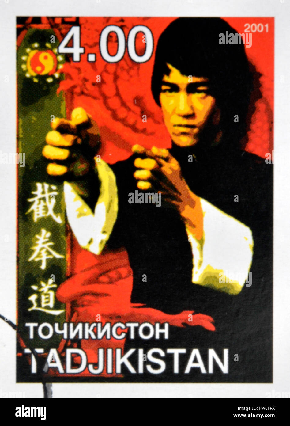 Tayikistán - circa 2001: un sello impreso en Tayikistán mostrando Bruce Lee, circa 2001 Foto de stock