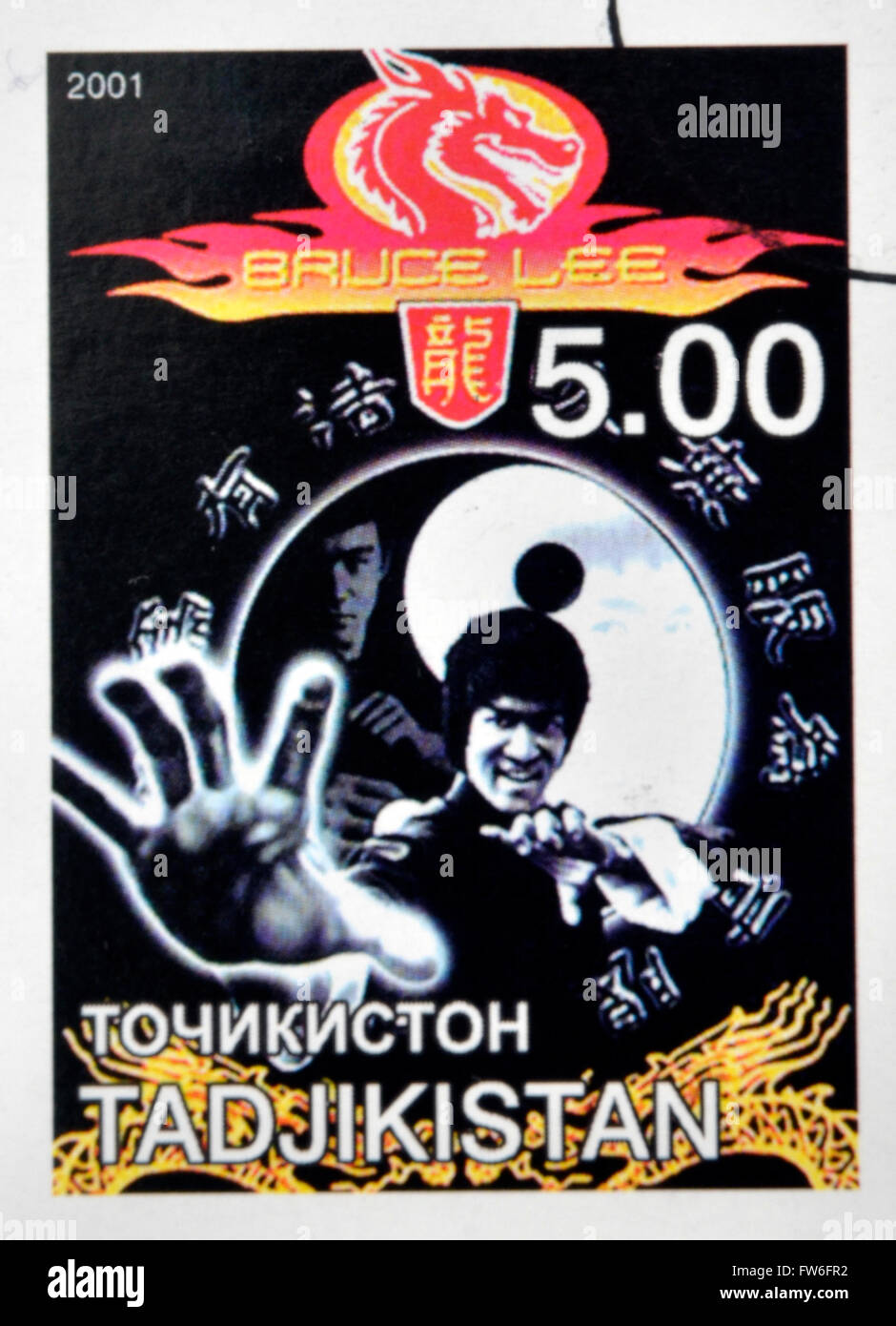 Tayikistán - circa 2001: un sello impreso en Tayikistán mostrando Bruce Lee, circa 2001 Foto de stock