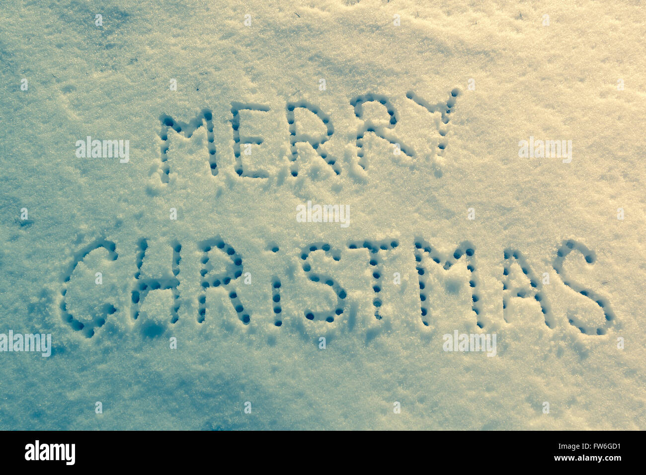 Las palabras escritas, Feliz Navidad en un campo nevado, año nuevo concepto. Foto de stock