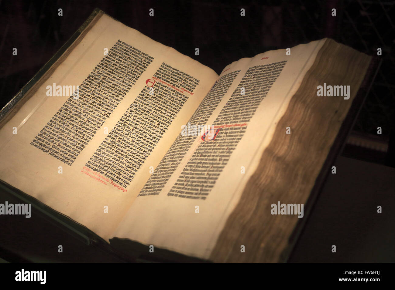 La Biblia de Gutenberg se muestran en la Morgan Library & Museum. Manhattan, Ciudad de Nueva York, EE.UU. Foto de stock