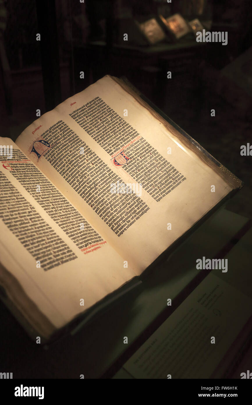 La Biblia de Gutenberg se muestran en la Morgan Library & Museum. Manhattan, Ciudad de Nueva York, EE.UU. Foto de stock