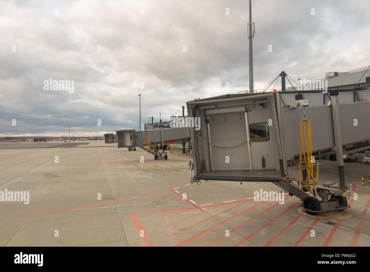 Jetway esperando un avión para llegar a aeropuerto Foto de stock