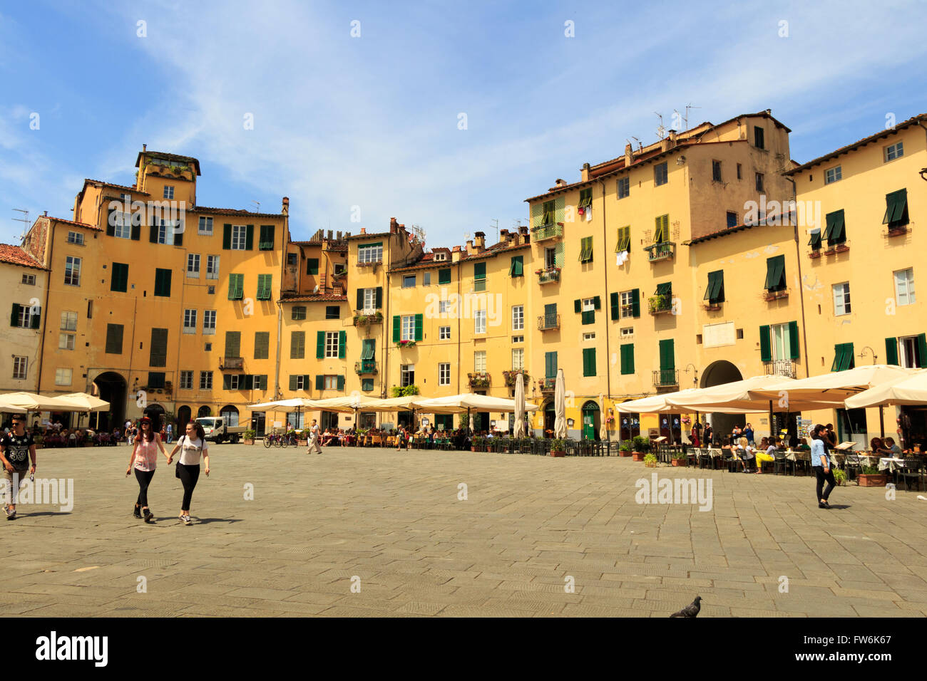 La famosa plaza de la ciudad Oval en un día soleado en Lucca, Toscana, Italia Foto de stock
