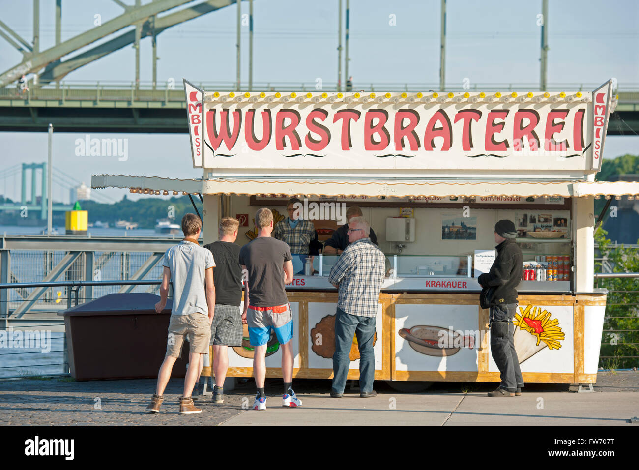 Köln, Neustadt-Süd, Rheinauhafen, Wurstbraterei, Imbisswagen bekannt aus dem Kölner Tatort Foto de stock