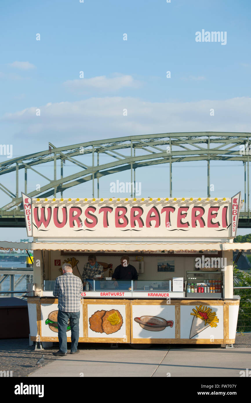 Köln, Neustadt-Süd, Rheinauhafen, Wurstbraterei, Imbisswagen bekannt aus dem Kölner Tatort Foto de stock