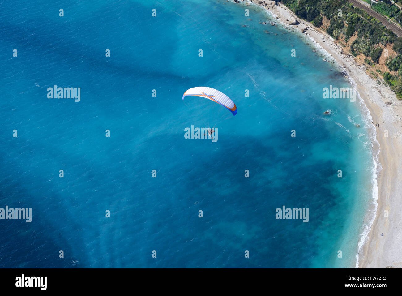 VISTA AIRE A AIRE. Paramotor volando sobre el Golfo Azul de Roquebrune-Cap-Martin. Alpes Marítimos, Riviera Francesa, Francia. Foto de stock
