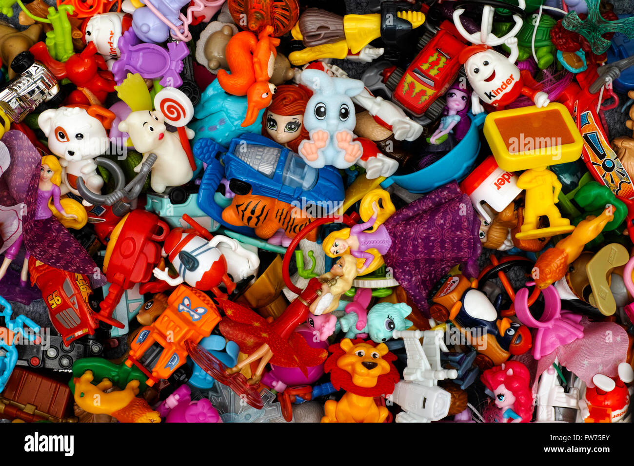 Tambov, Rusia - Marzo 25, 2016 gran montón de Kinder sorpresa juguetes. Foto de stock