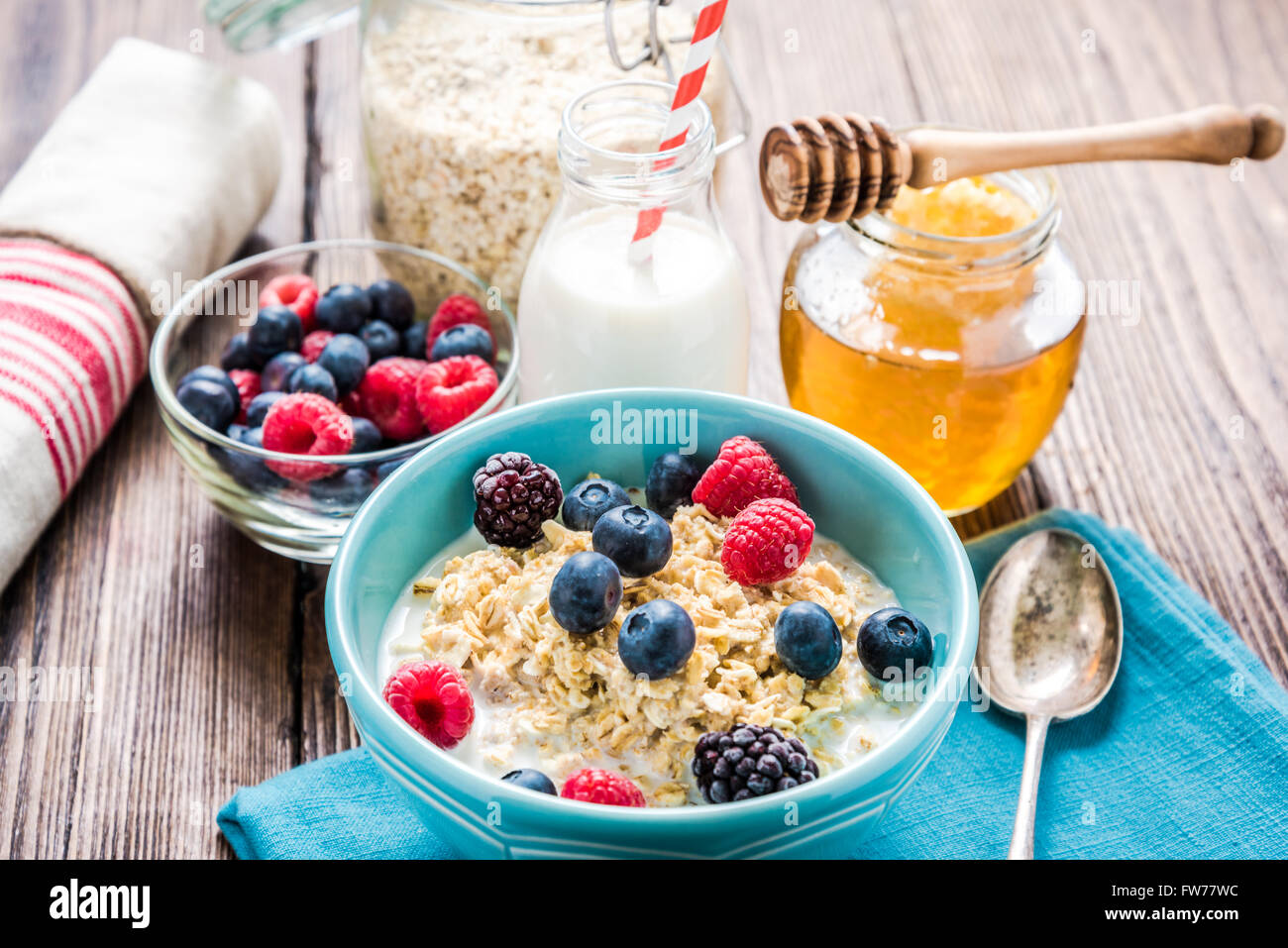 Concepto de dieta, desayuno ligero de verano con frutas, leche y miel  Fotografía de stock - Alamy