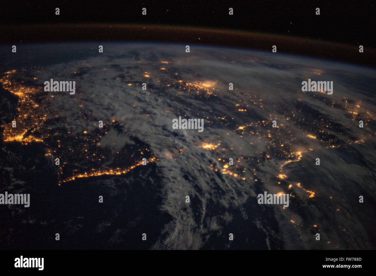 España por la noche desde el espacio fotografías e imágenes de alta  resolución - Alamy