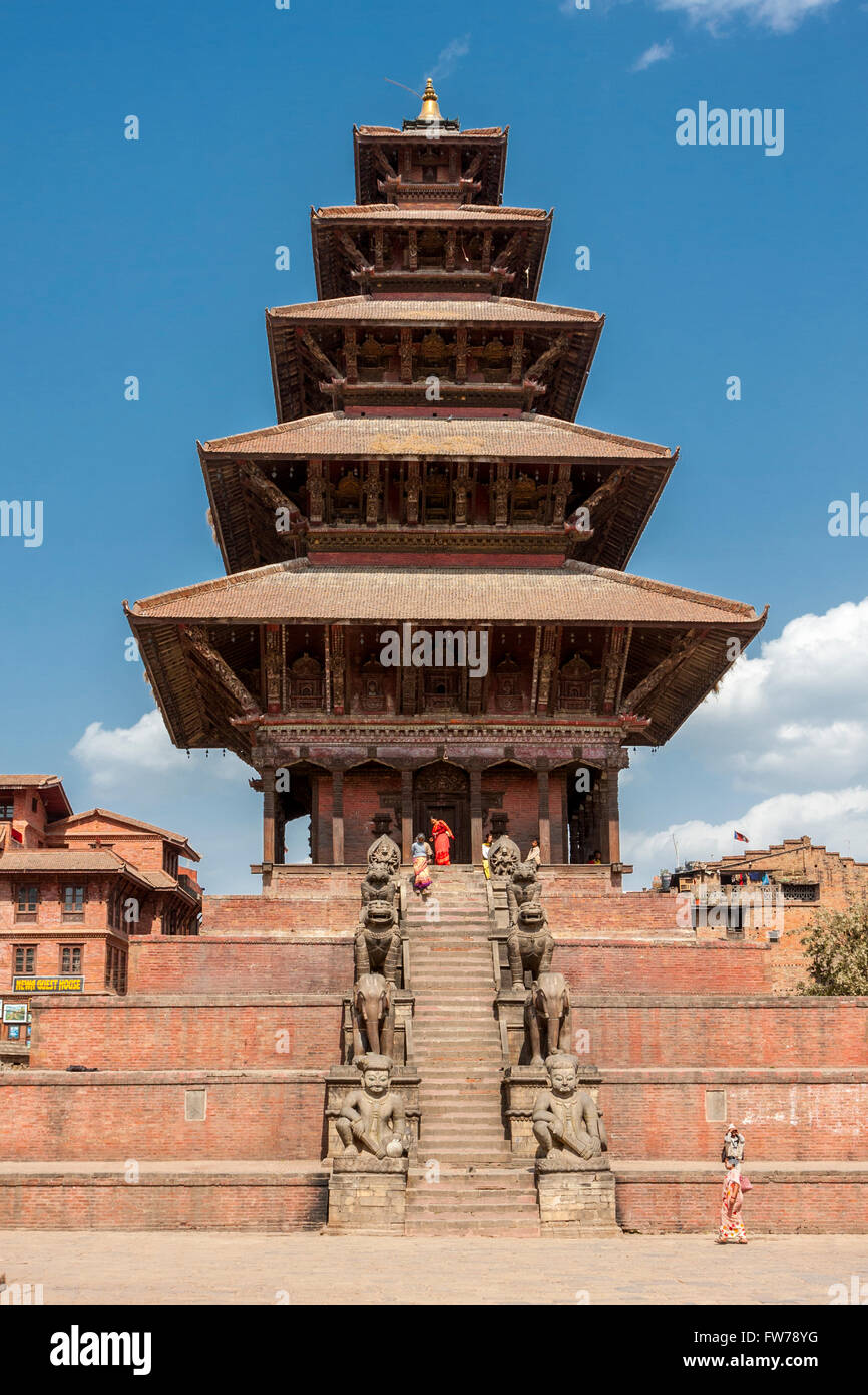 Bhaktapur, Nepal. Templo Nyatapola. Línea de guardianes de las escaleras al templo: Luchador Rajput-guardianes Jayamel (izquierda) y Phattu Foto de stock