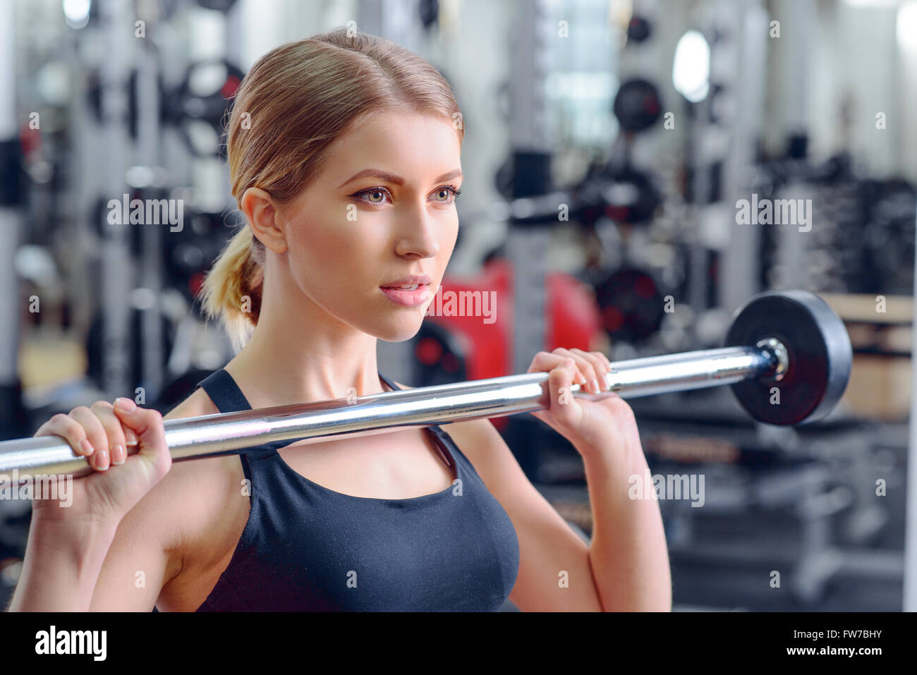 Agradable Chica sujetando barbell Foto de stock