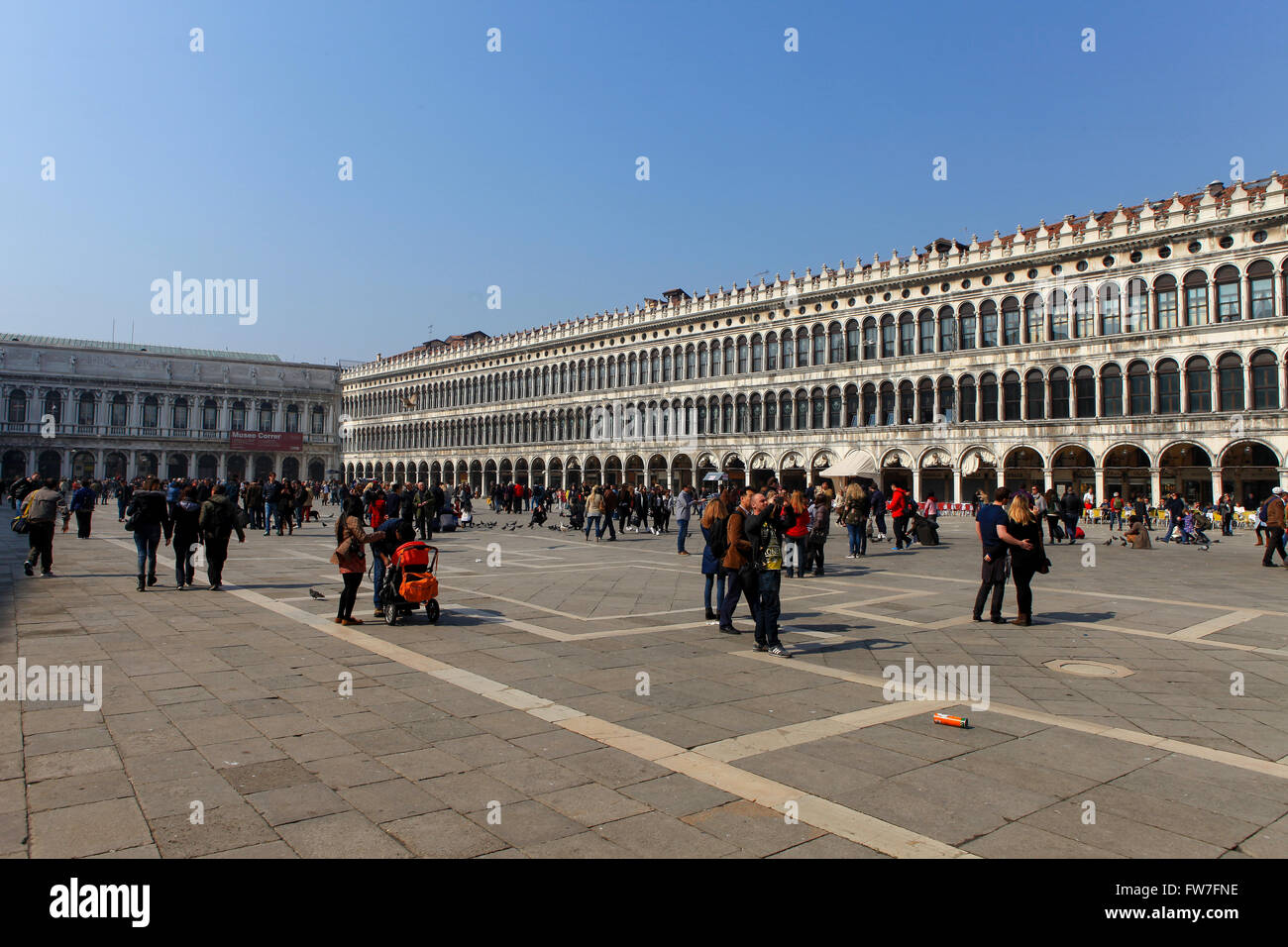 Los lugareños y turistas en la Plaza de San Marcos, la principal plaza pública de la ciudad de Venecia, Italia, Foto de stock