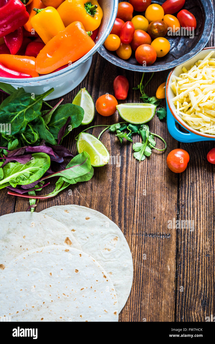 Auténticos ingredientes tortillas mexicanas en la tabla. Vista desde arriba, el espacio para la