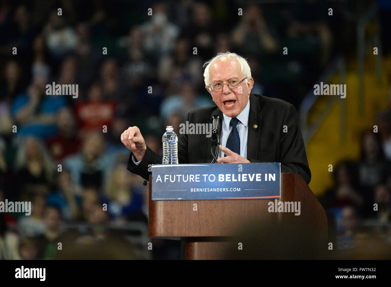 Saint Charles, MO, Estados Unidos - 14 de marzo de 2016: Senador norteamericano y candidato presidencial demócrata Bernie Sanders habla en el rallye. Foto de stock