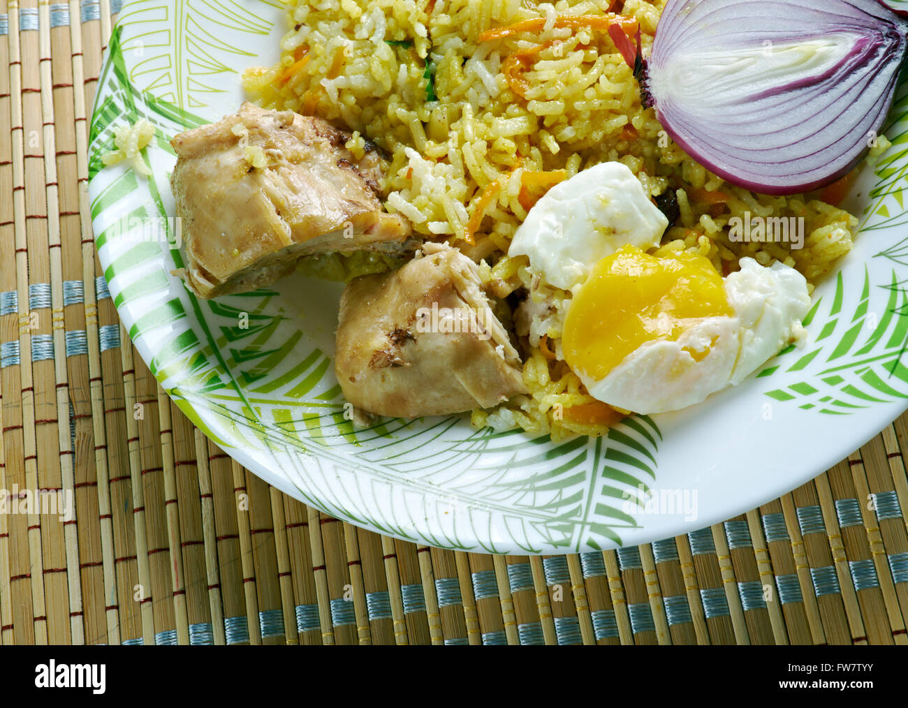 Platos tipicos de Amazonas . arroz con pollo y huevo Fotografía de stock -  Alamy