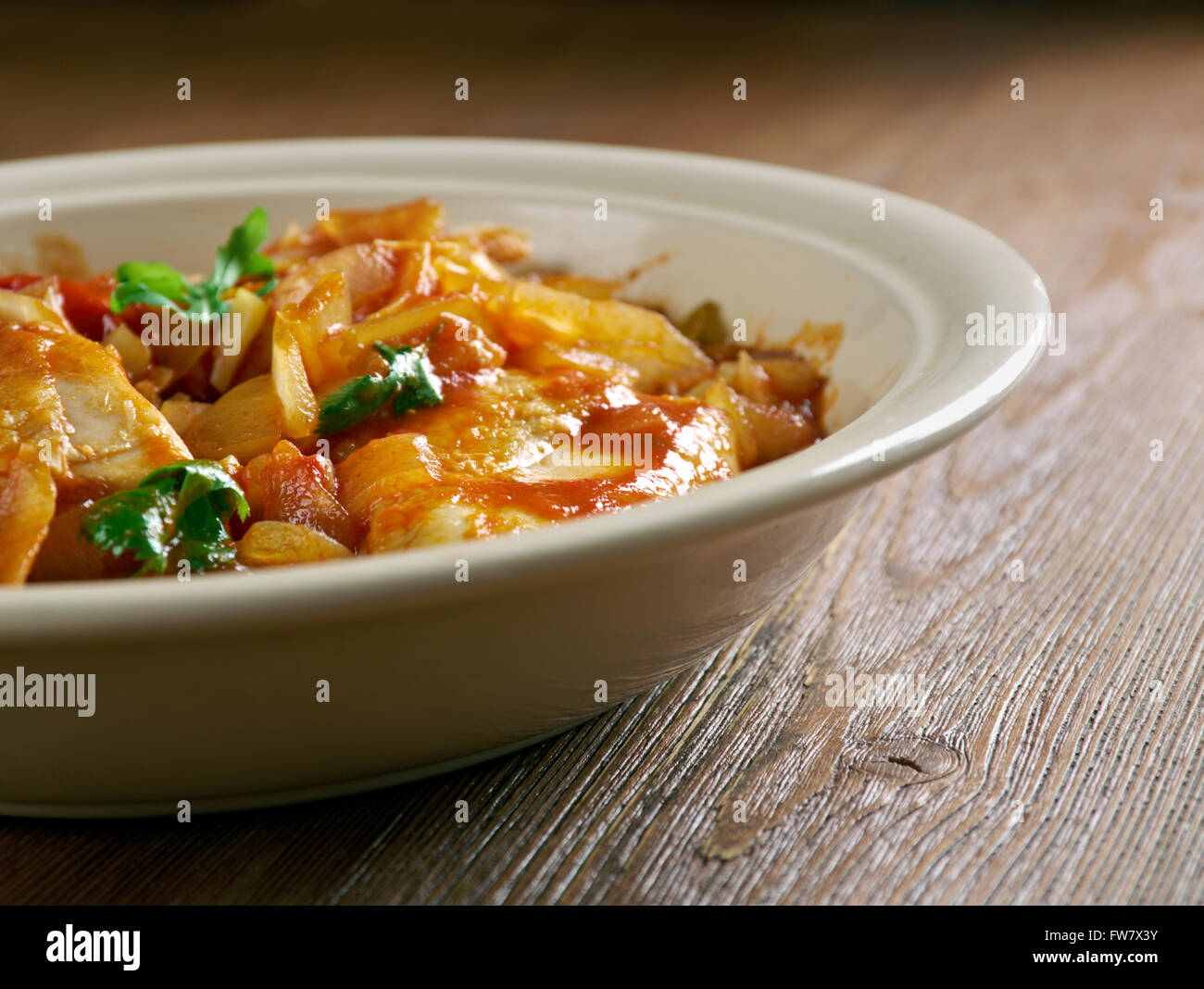 Estofado de pollo en ólo el pollo, el recado rojo, cebolla y agua  Fotografía de stock - Alamy