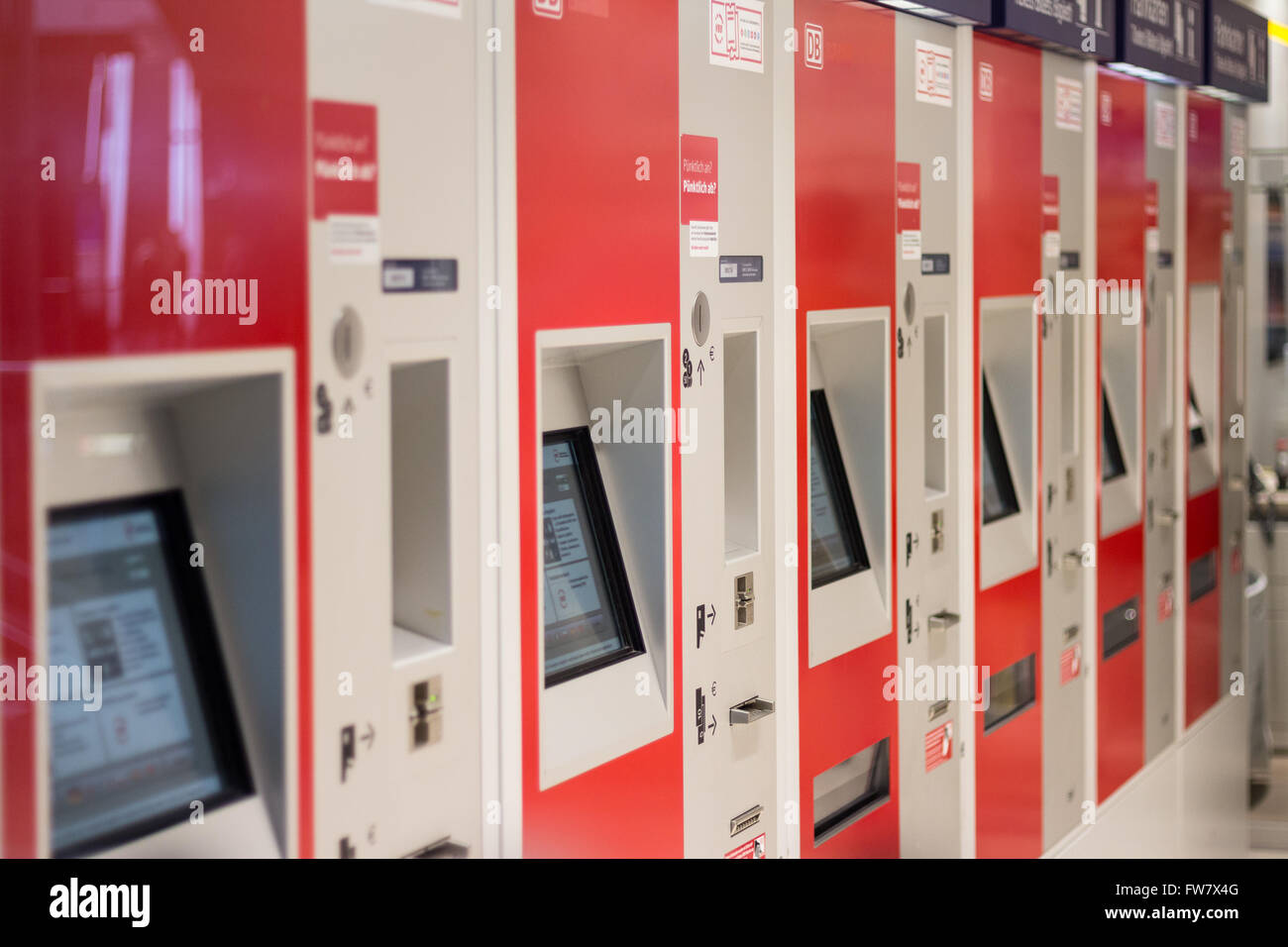 Las máquinas expendedoras de billetes de tren de la compañía de  ferrocarriles alemanes (Deutsche Bahn) en la estación principal de trenes  de Berlín / Berlín Hauptbahnhof Fotografía de stock - Alamy