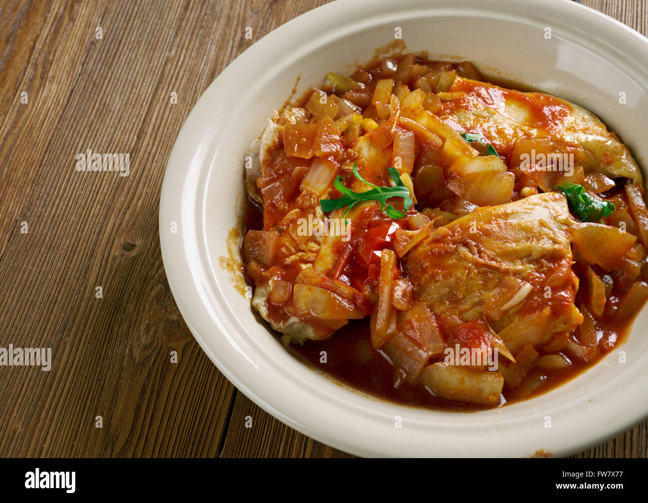 Estofado de pollo en ólo el pollo, el recado rojo, cebolla y agua  Fotografía de stock - Alamy