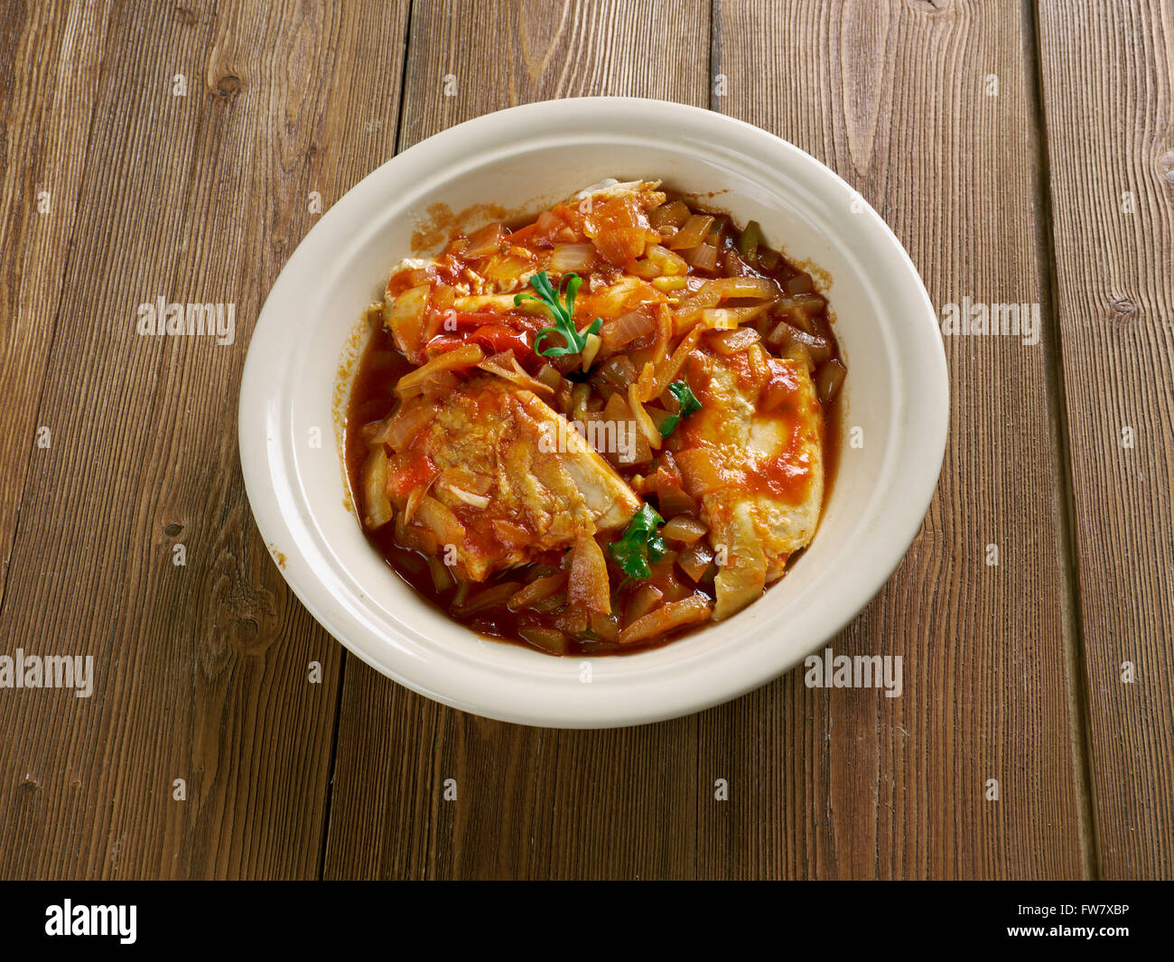 Estofado de pollo en ólo el pollo, el recado rojo, cebolla y agua Fotografía de stock - Alamy Estofado de pollo en ólo el pollo, el recado rojo, cebolla y agua Fotografía de stock - Alamy