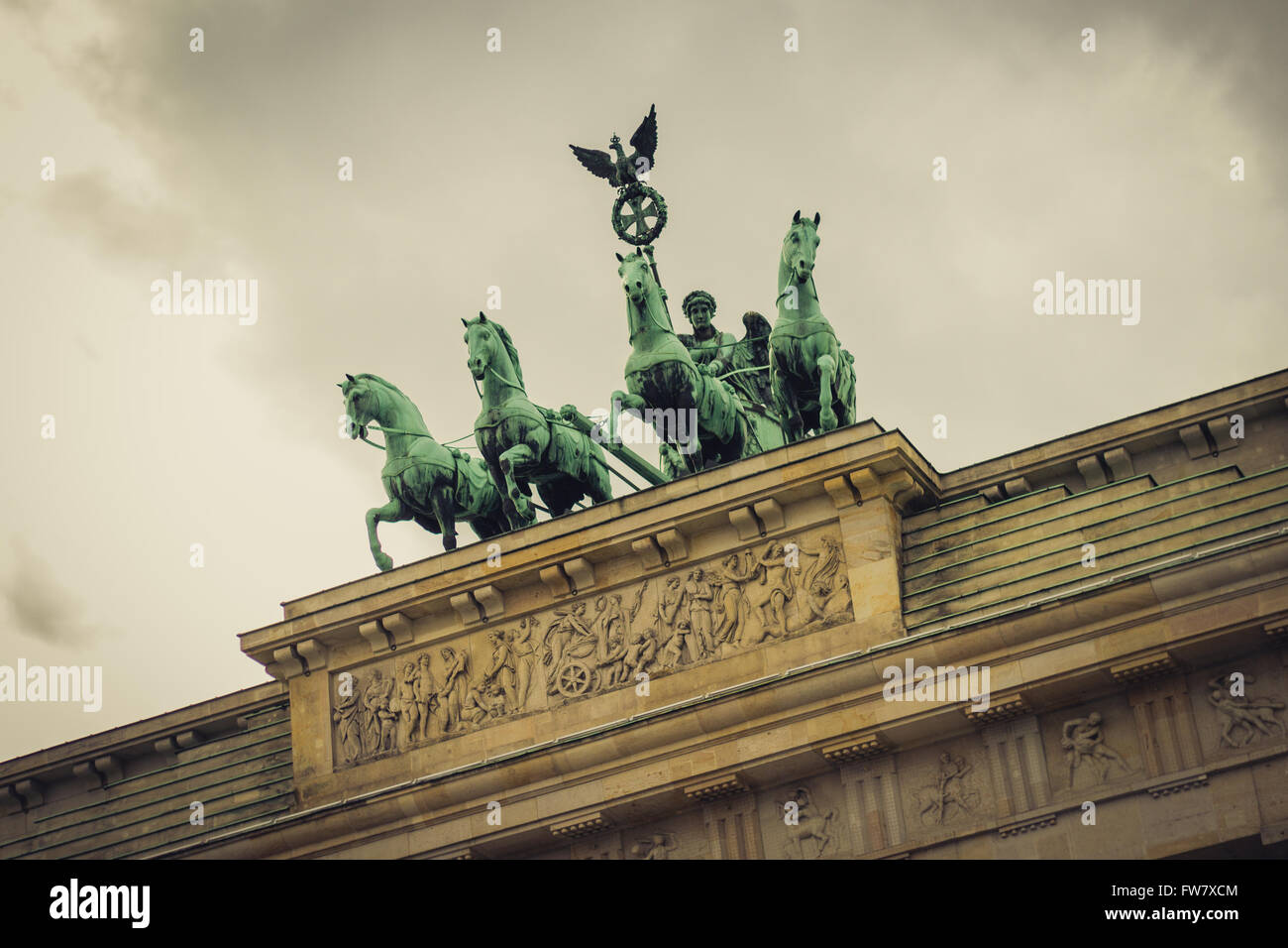 Quadriga - Parte superior de la puerta de Brandenburgo (Brandenburger Tor) en Berlín - estilo retro foto Foto de stock