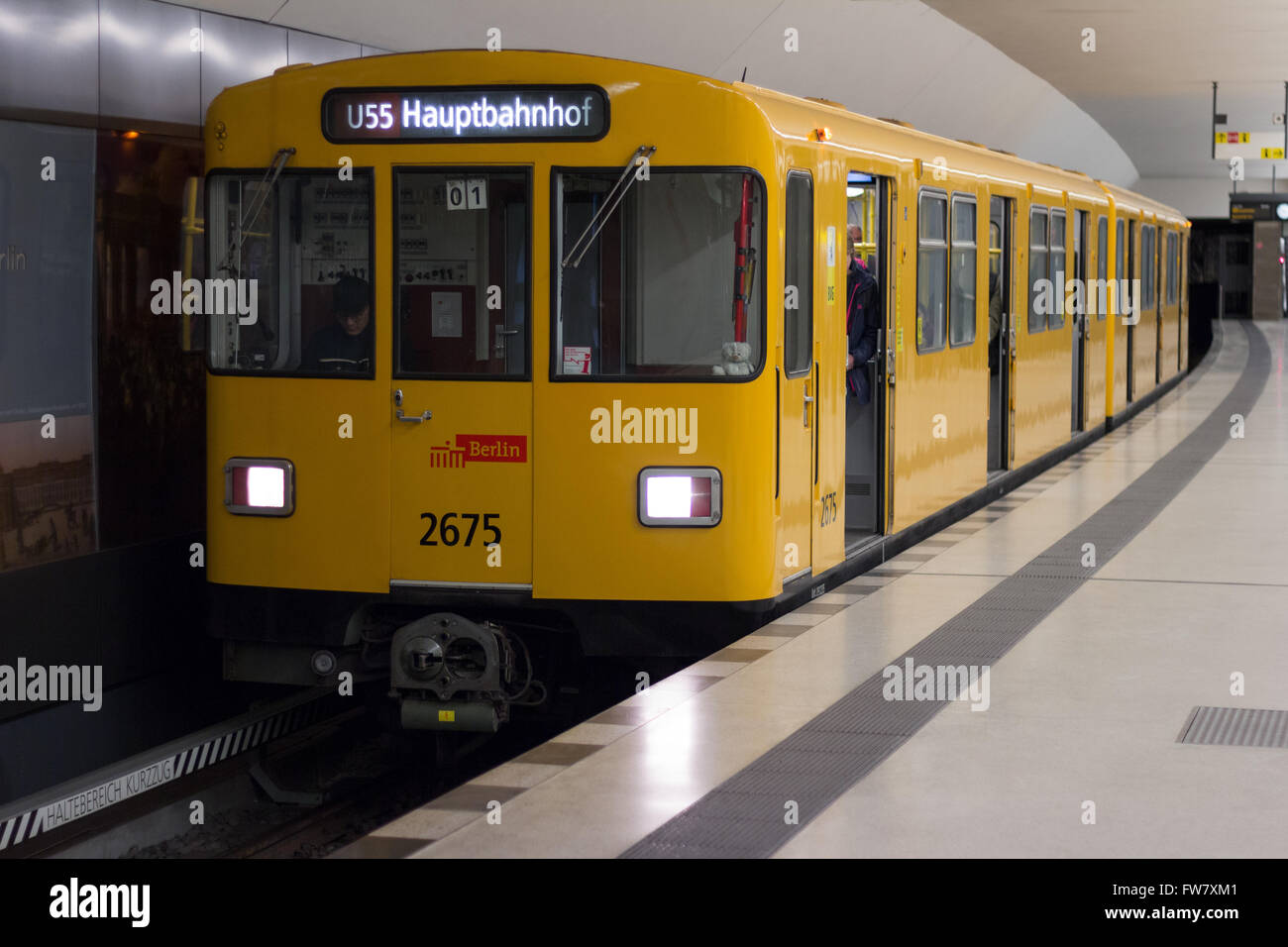 Berlín, Alemania - 30 de marzo de 2016: metro (U-Bahn) en la estación de tren Brandenburger Tor (Puerta de Brandenburgo) en Berlín. Foto de stock