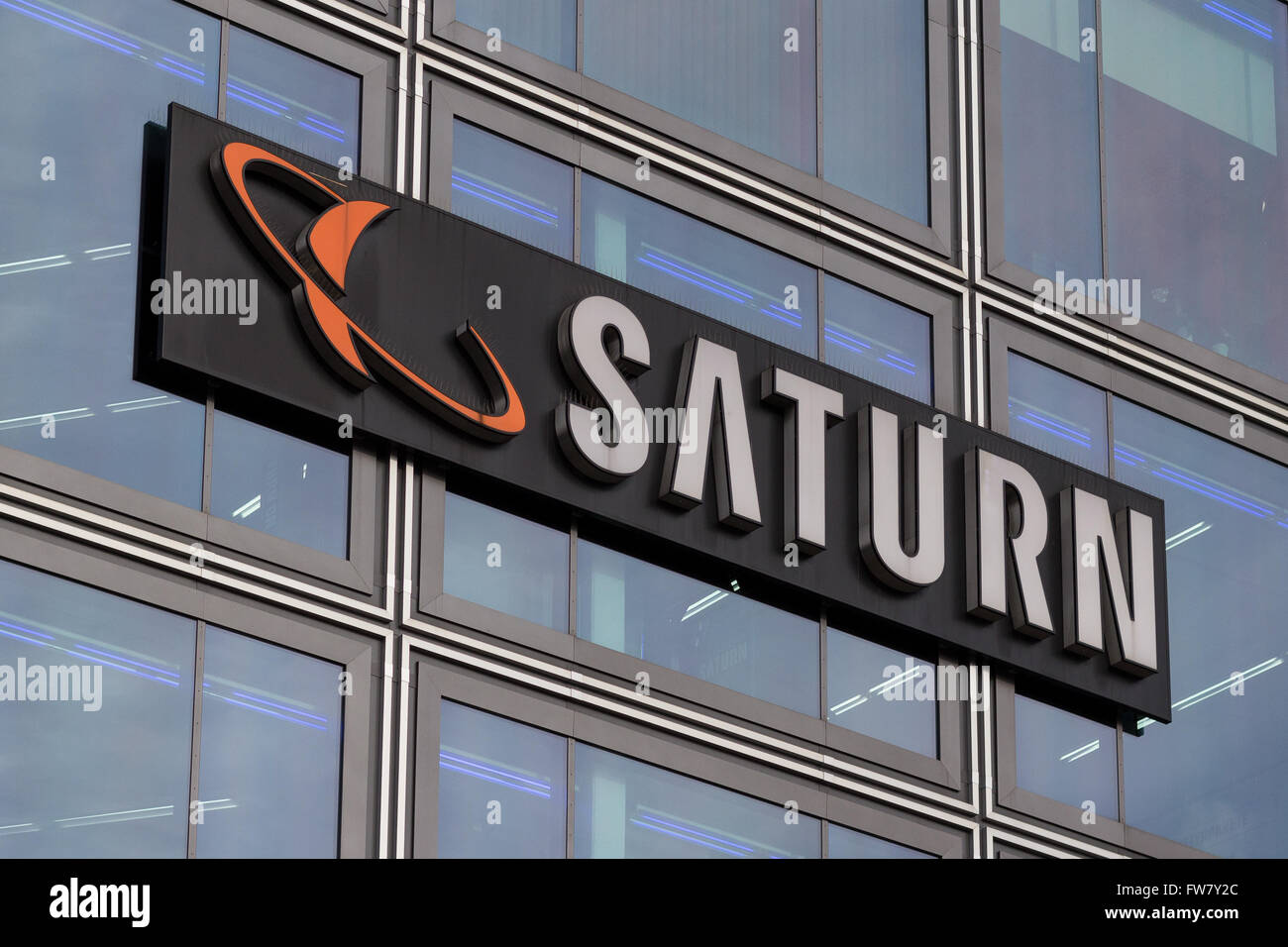 Logotipo de tienda de Saturno. Saturno es una cadena alemana de tiendas de productos electrónicos, se encuentran ahora en Europa varios Foto de stock