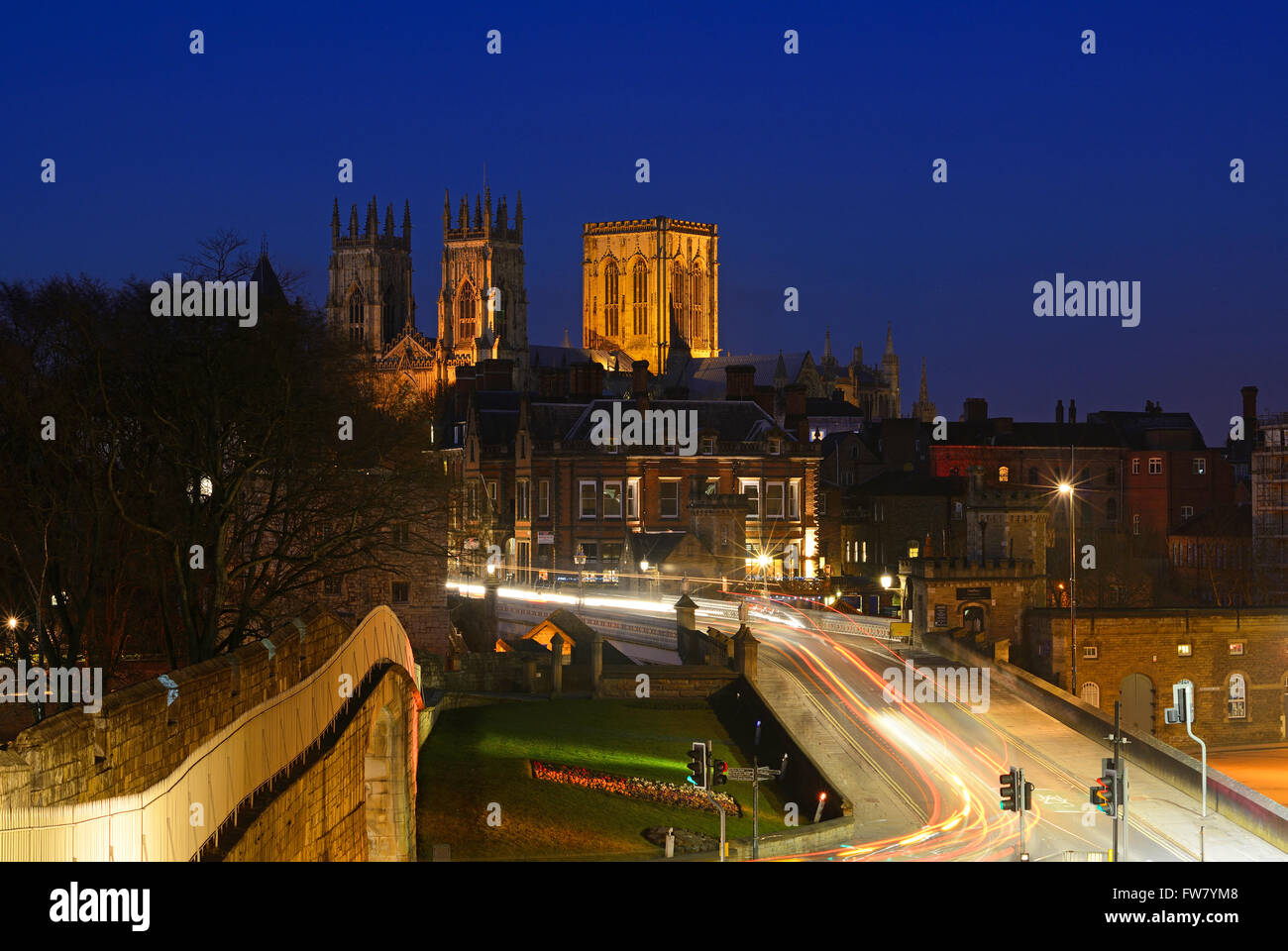 York Minster y majestuosas murallas en penumbra Yorkshire, Reino Unido Foto de stock