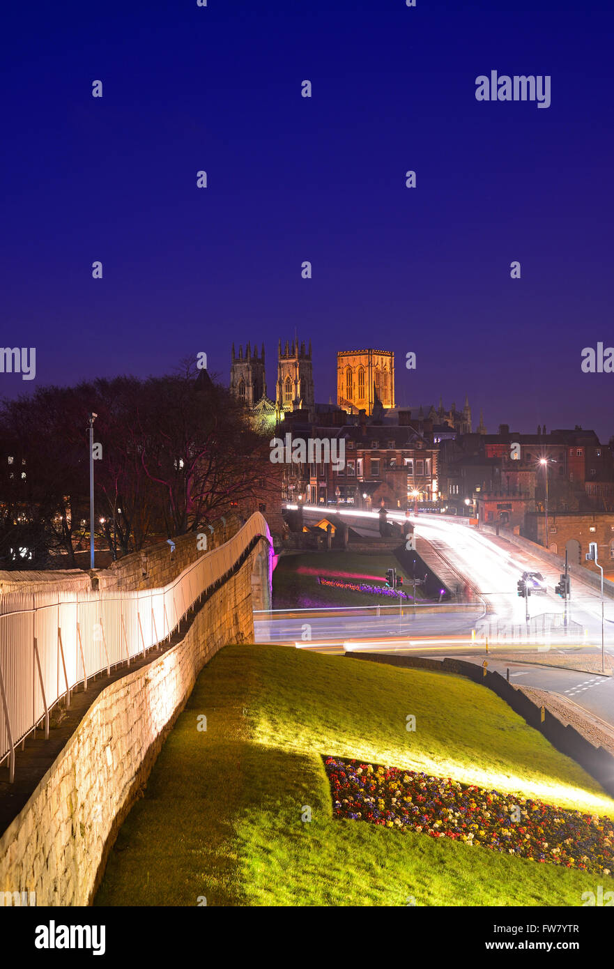York Minster y majestuosas murallas en penumbra Yorkshire, Reino Unido Foto de stock
