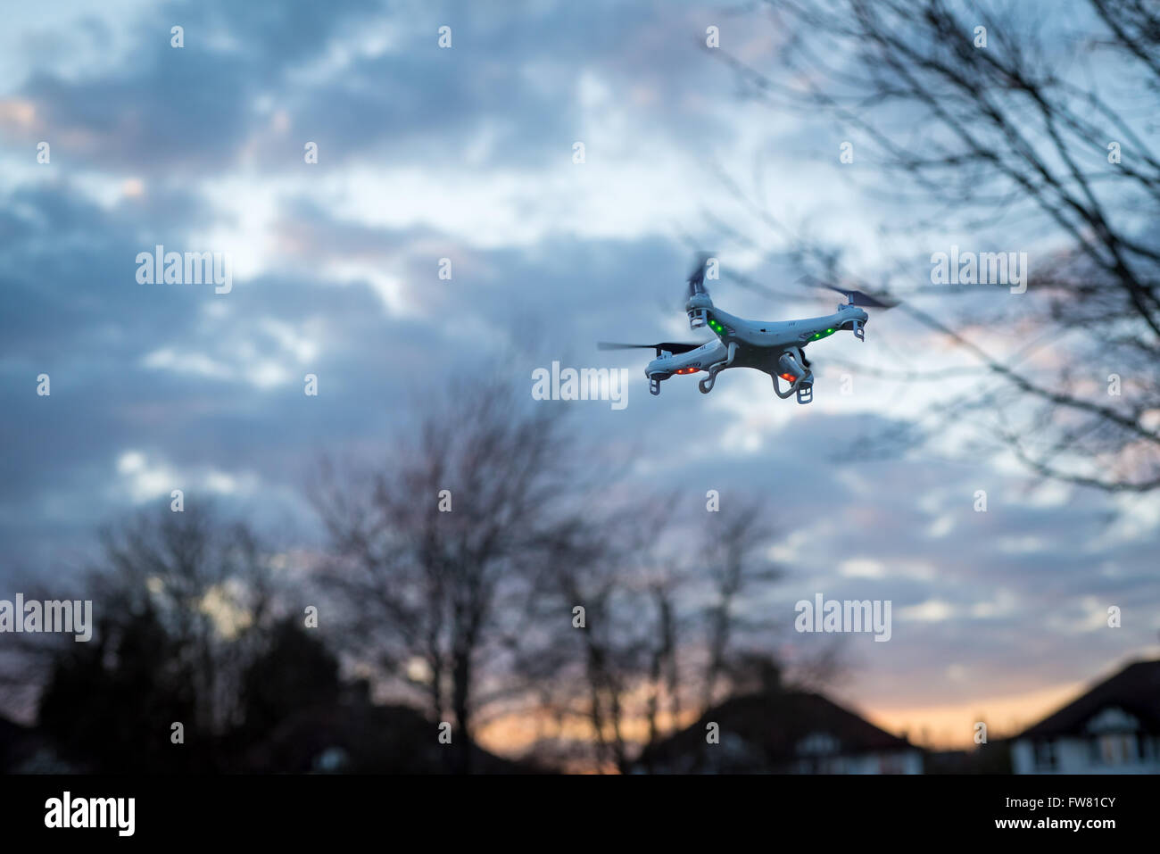 Un hombre vuela un quadcopter, o zumbido, en un parque de Oxford, Reino Unido Foto de stock