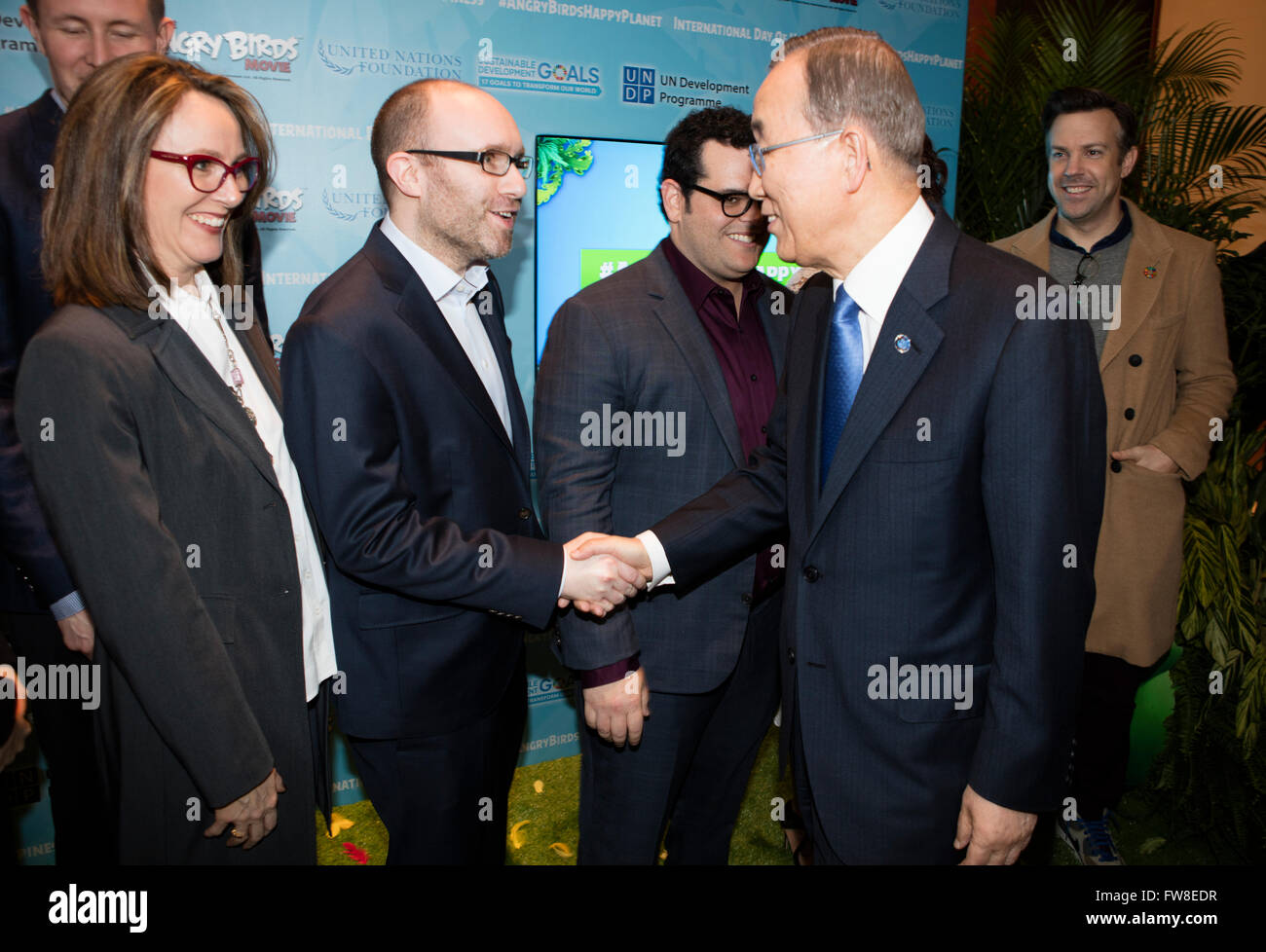 Nueva York, Estados Unidos. 18 Mar, 2016. Productor Catherine Winder, Juan Cohen y el Secretario General de la ONU, Ban Ki-Moon, durante la ceremonia de las Naciones Unidas, la presentación y la foto llamada naming rojo desde el Angry Birds, Embajador Honorífico por el Día Internacional de la felicidad de hoy en la Sede de la ONU en Nueva York. © Luiz Rampelotto/Pacific Press/Alamy Live News Foto de stock
