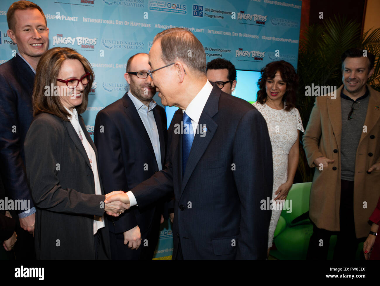 Nueva York, Estados Unidos. 18 Mar, 2016. Productor Catherine Winder, Juan Cohen y el Secretario General de la ONU, Ban Ki-Moon, durante la ceremonia de las Naciones Unidas, la presentación y la foto llamada naming rojo desde el Angry Birds, Embajador Honorífico por el Día Internacional de la felicidad de hoy en la Sede de la ONU en Nueva York. © Luiz Rampelotto/Pacific Press/Alamy Live News Foto de stock