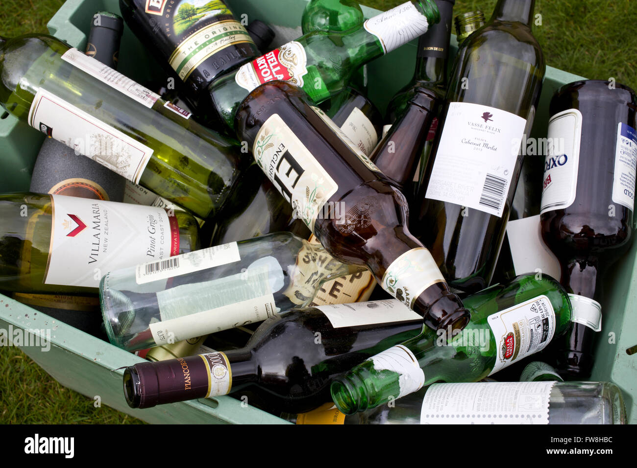 Vino y botellas de cerveza vacías en una caja listo para ser reciclado  Fotografía de stock - Alamy