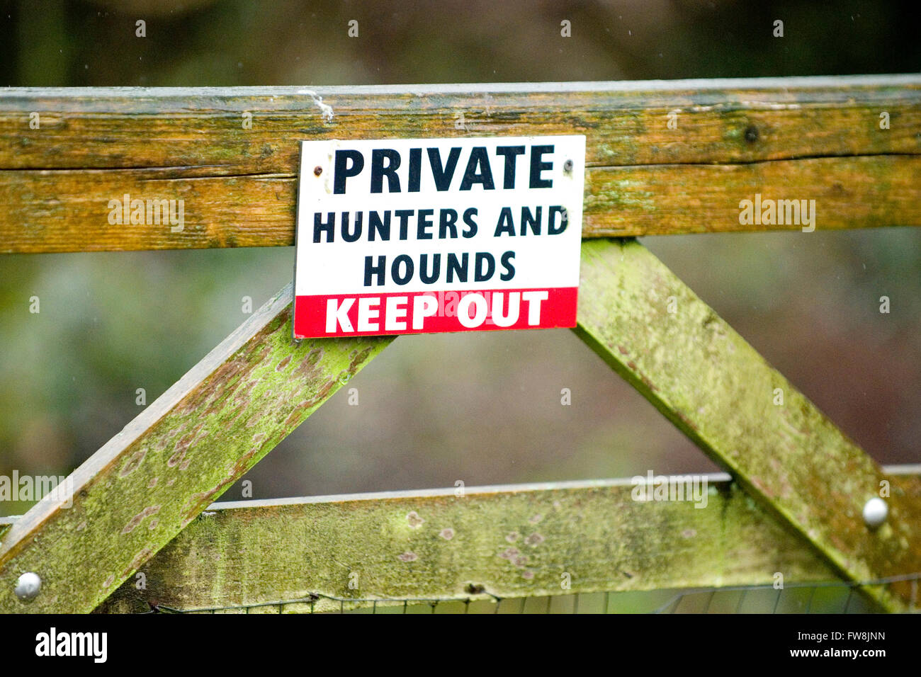 Mantener fuera privado firmar por cazadores y perros Foto de stock