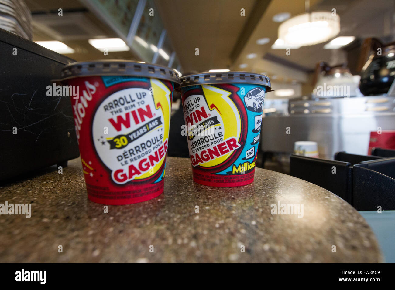 Tim Hortons tazas de café en el Tim Horton's coffee shop en Napanee, Ontario, el sábado, 6 de febrero, 2016. Foto de stock