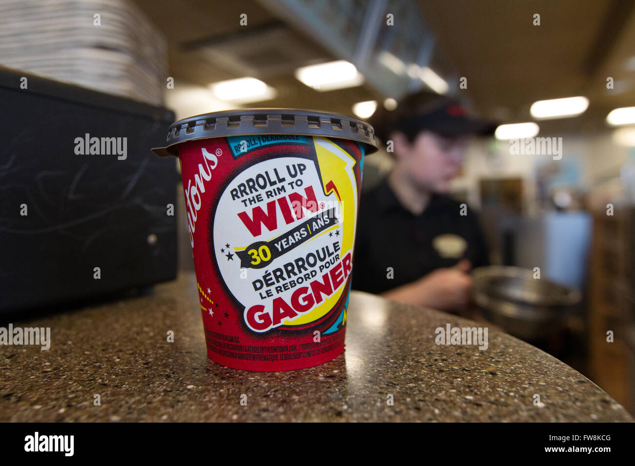 Tim Hortons tazas de café en el Tim Horton's coffee shop en Napanee, Ontario, el sábado, 6 de febrero, 2016. Foto de stock