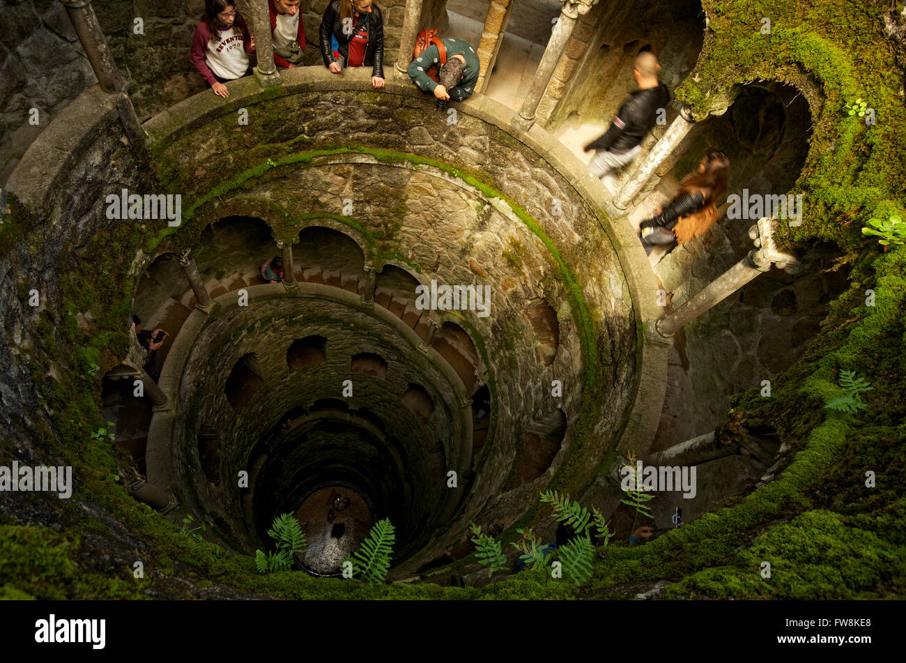 El inicio bien, Quinta da Regaleira, Sintra, Portugal Foto de stock