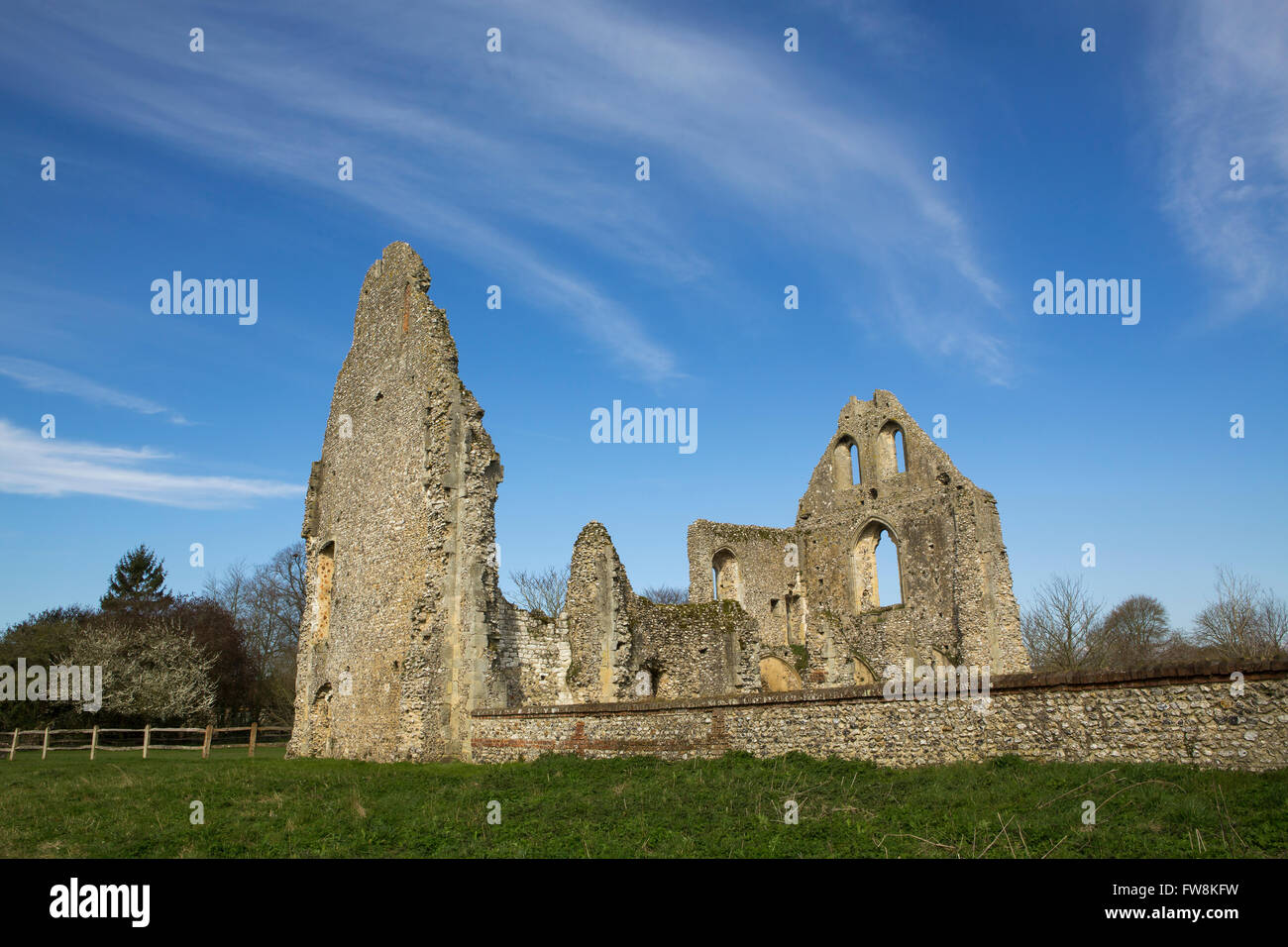 Las ruinas de un pequeño monasterio benedictino en la Boxgrove Priory en West Sussex. Nube dramático como dedos apuntando a través del cielo Foto de stock