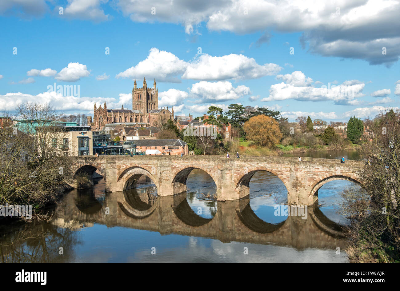 Hereford Cathedral y San Martin's Street Bridge en un soleado día de primavera, de la ciudad de Hereford, Herefordshire Foto de stock