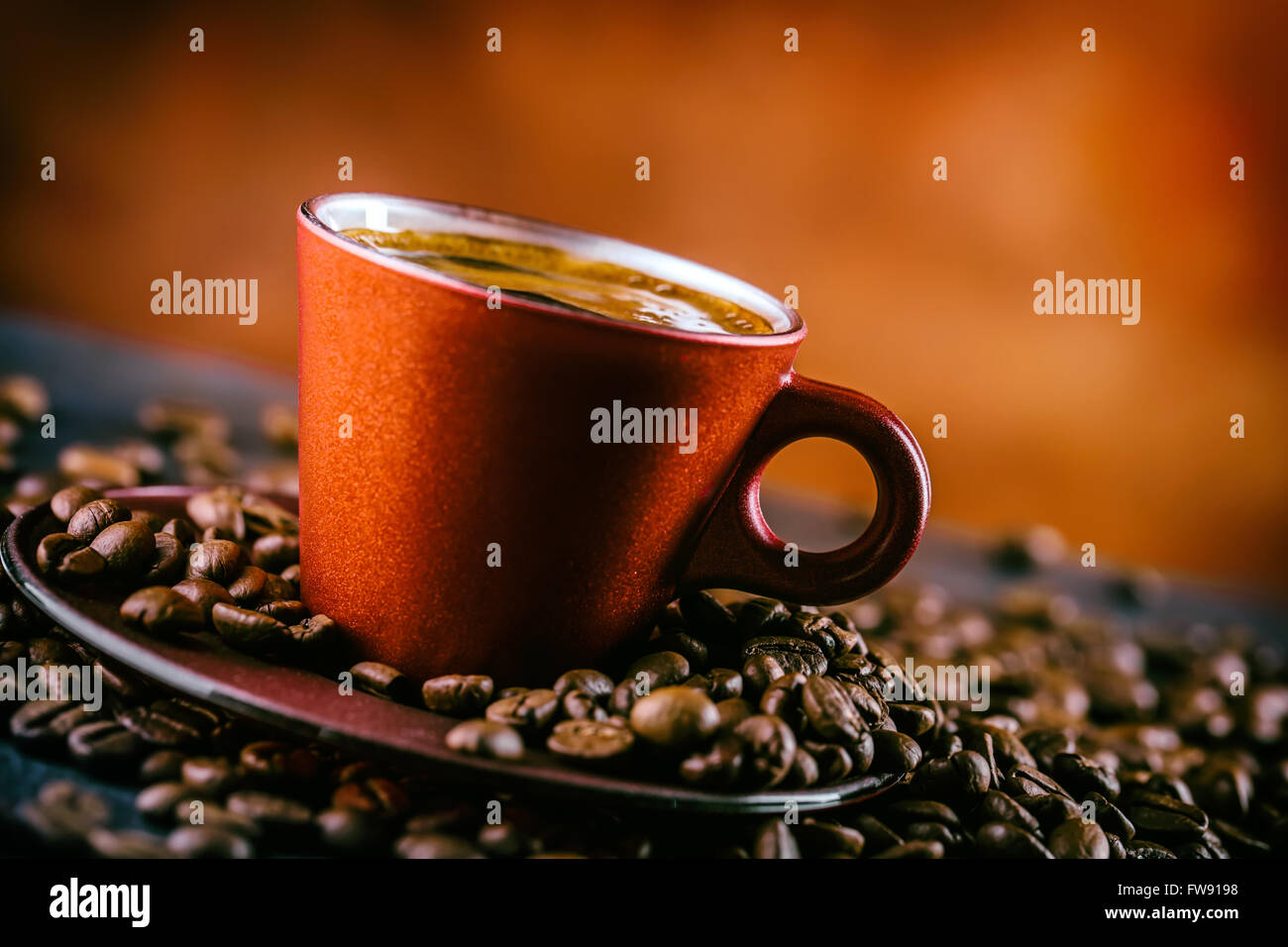 Café. Taza de café negro y granos de café derramado. Pausa para el café  Fotografía de stock - Alamy