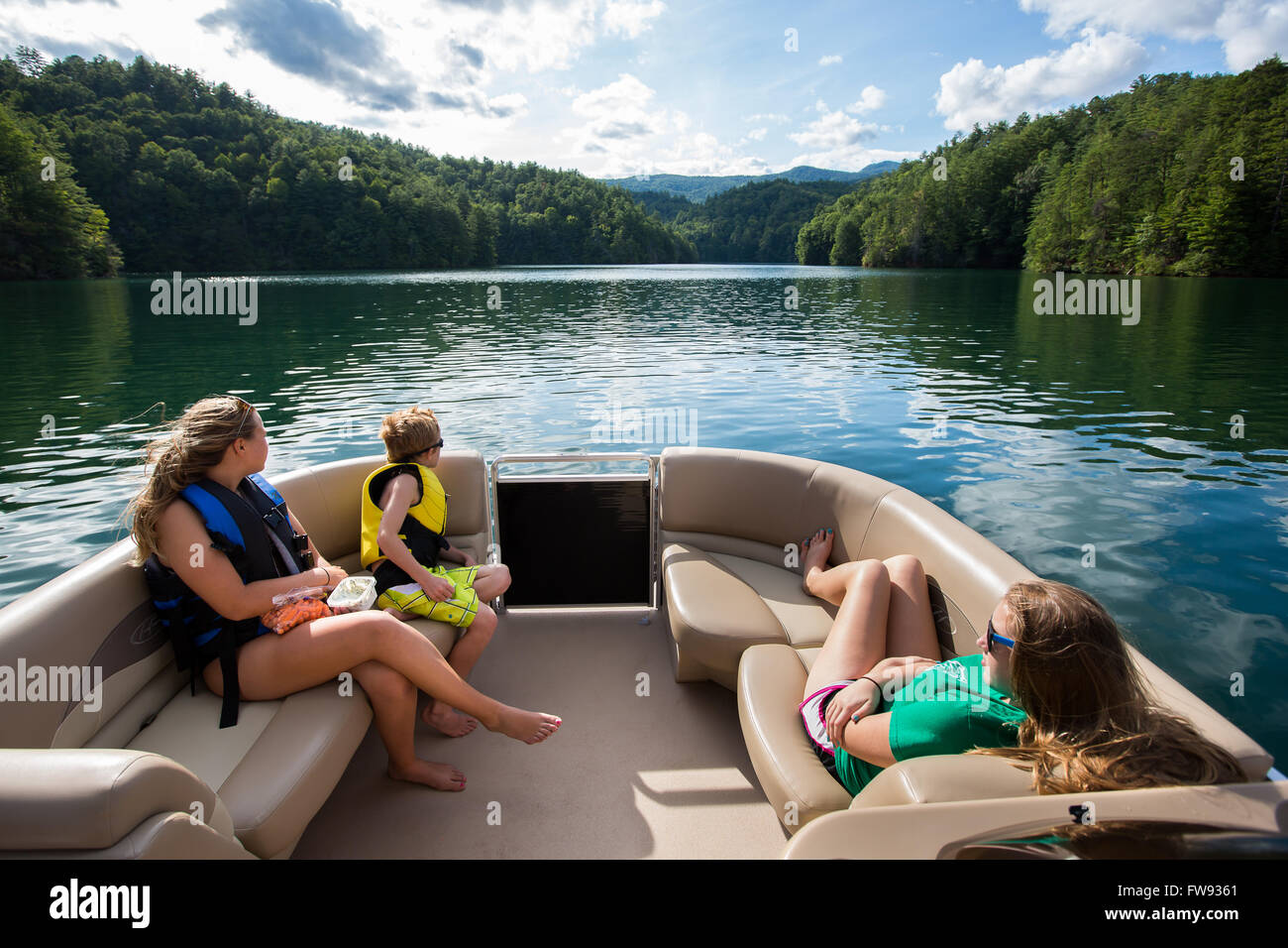 Familia tomando un Pontoon Boat tour del Lago Jocassee en "Upstate Carolina del Sur. Foto de stock