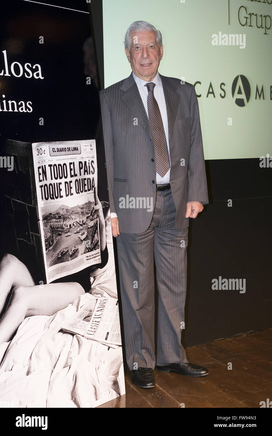 El escritor peruano Mario Vargas Llosa durante la presentación de su nuevo  libro "Cinco Esquinas" (Cinco Esquinas) en la Casa de América de Madrid, el  1 de marzo de 2016. Featuring: Mario