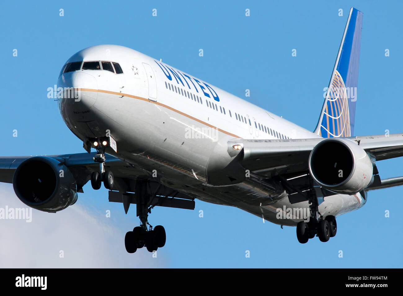 United Airlines Boeing 767-300 enfoques 27L de pista en el aeropuerto de Heathrow en Londres. Foto de stock